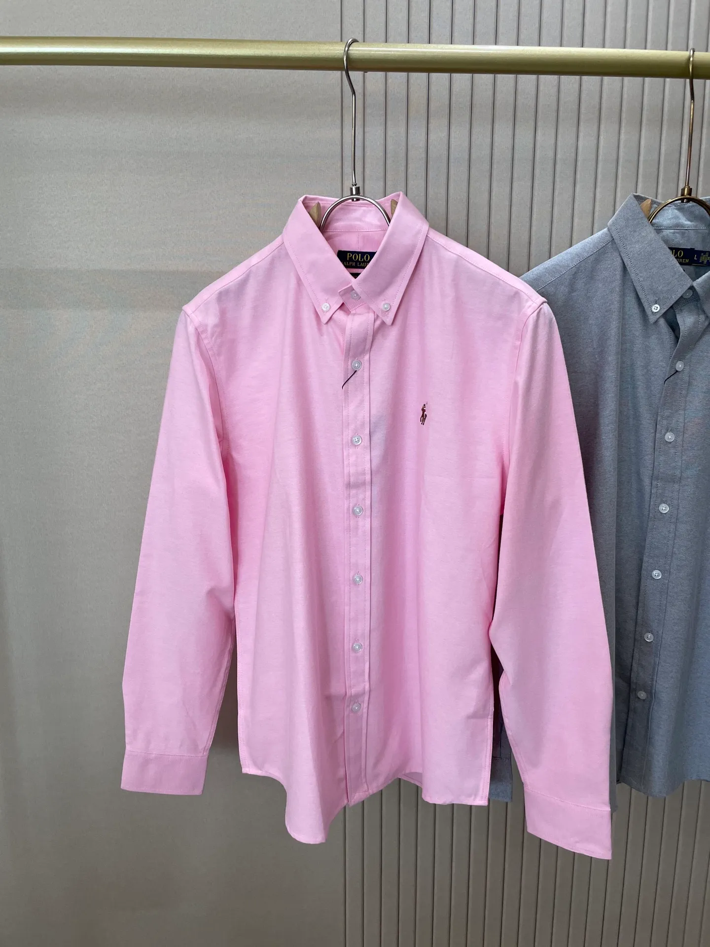 P220 🌸🌸🌸 POLO Ralph Lauren [High Quality] Classic shirt! Classic casual shirt made of pure cotton fabric with unique design, simple, clean and classic version design. It is a versatile style that can be switched at will. The fabric feels soft and delicate, highly breathable, close to the skin and comfortable to wear. It can be worn alone as an inner layer. Its versatile performance is beyond your imagination! The upper body of the ready-to-wear is simple and classic yet elegant! Size:M-XXL